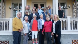 Deltakerne på sommerekskursjonen samlet på trappa til Store Solum gård.